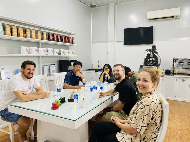 TRIEUNGUYEN khách nước ngoài thưởng cà phê